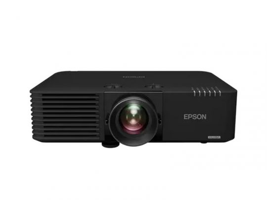 Schwarzer Epson Beamer mit zentralem Objektiv und linksseitigem Lüftungsgitter, das Epson-Logo ist rechts sichtbar. Der Projektor steht vor weißem Hintergrund - perfekt zum Kaufen oder Mieten.