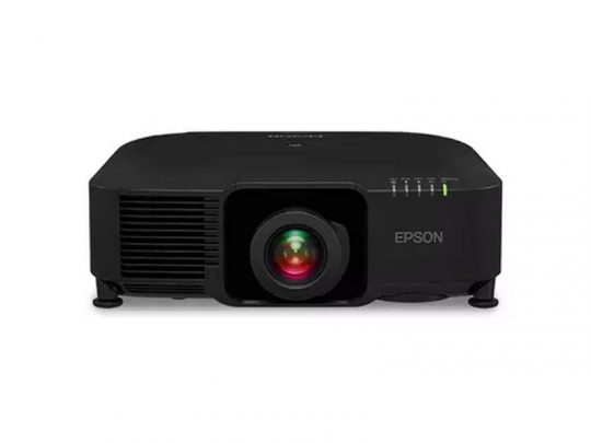 Schwarzer Epson Beamer mit zentralem Objektiv und farbenfroher Spiegelung, seitlichen Lüftungsschlitzen links sowie Kontrollleuchten oben rechts auf weißem Hintergrund - ideal zum Mieten oder Kaufen.