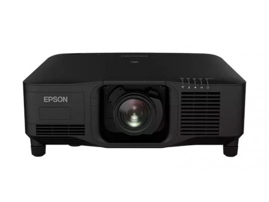 Epson Beamer in Schwarz, Frontansicht: Großer zentraler Projektorlinseneinsatz, seitliche Lüftungsschlitze und Bedientasten auf der Oberseite; modernes Design - ideal zum Mieten oder Kaufen.