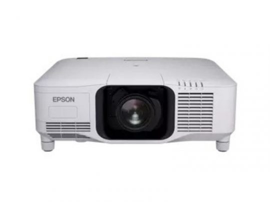 Weißer Epson Beamer von vorne, gut sichtbar ist die zentrale Linse und seitlich angeordnete Lüftungsgitter. Der elegante Projektor, ideal zum Mieten oder Kaufen, hat eine rechteckige Form mit abgerundeten Ecken - perfekt für Heimkino oder Präsentationen.