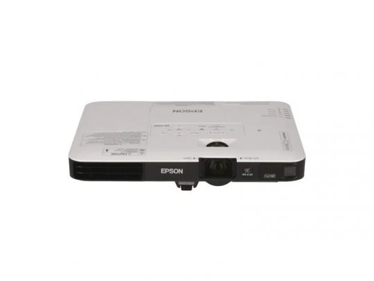 Weißer Epson Beamer, frontal auf weißem Hintergrund fotografiert. Im Zentrum befindet sich die Linse, rechts daneben sind Bedientasten und das Epson-Logo gut sichtbar. Der Projektor eignet sich ideal zum Mieten oder Kaufen für Heimkino oder Büroanwendungen.