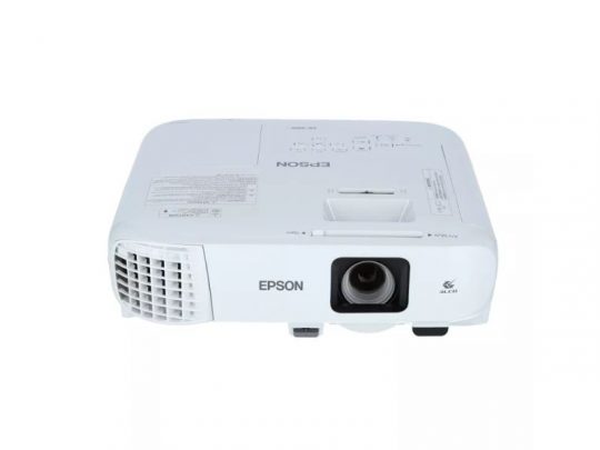 Epson Beamer in Weiß vor weißem Hintergrund: Das kompakte Epson-Projektor-Modell zeigt rechts das Objektiv, links eine große Belüftung und oben übersichtliche Bedientasten. Ideal zum Kaufen oder Mieten - perfekt für Präsentationen, Heimkino und Veranstaltungen.