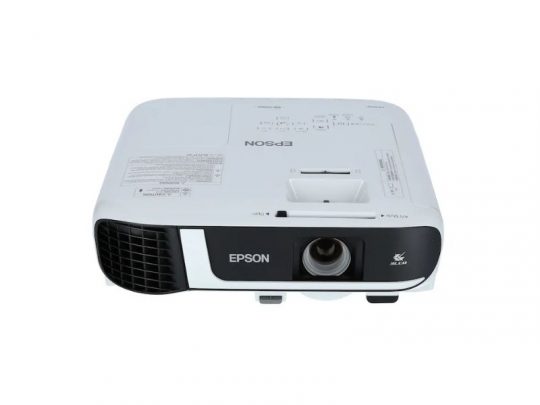 Weißer Epson Beamer mit großem Objektiv und gut sichtbarem Luftauslass auf der Vorderseite, vor weißem Hintergrund - ideal zum Mieten oder Kaufen für Präsentationen und Meetings.