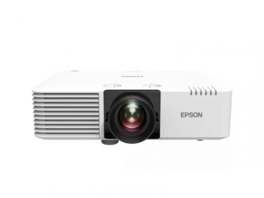 Weißer Epson Projektor mit großer zentraler Linse und seitlichen Lüftungsgittern, frontal vor weißem Hintergrund. Perfekt zum Kaufen oder Mieten für Präsentationen, Veranstaltungen oder das Heimkino.