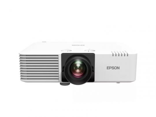 Weißer Epson Beamer mit großer Linse vorne, horizontalen Lüftungsschlitzen links und Epson Logo rechts, perfekt zum Kaufen oder Mieten; das Gerät steht vor weißem Hintergrund.