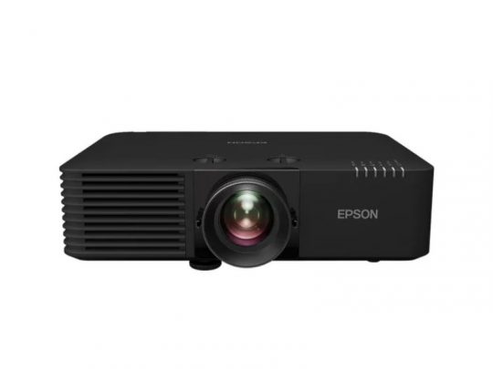 Schwarzer Epson Beamer, von vorn auf weißem Hintergrund fotografiert; mit zentralem Objektiv und seitlichen Belüftungsschlitzen - optimal zum Mieten oder Kaufen.