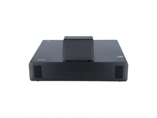 Schwarzer Epson Projektor mit modernem, rechteckigem Design, frontal vor weißem Hintergrund; das mittig platzierte Objektiv ist leicht erhöht - ideal zum Mieten oder Kaufen für Präsentationen, Events oder Büroanwendungen.