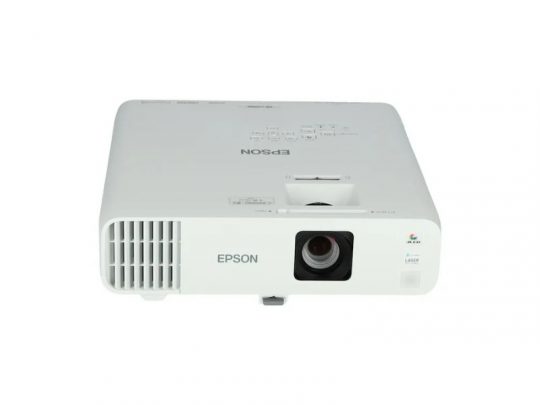 Epson Beamer in Weiß, Frontansicht mit sichtbarem Markenlogo, rechts die große Linse und links Lüftungsschlitze; oben befinden sich gut erkennbare Bedientasten - ideal zum Mieten oder Kaufen.