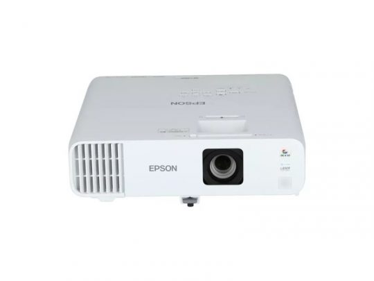 Weißer Epson Beamer, Frontalansicht mit zentral angeordnetem Objektiv, links Lüftungsgitter, oben Bedienknöpfe; sichtbares Epson-Logo und Hinweis auf Laser-Technologie - idealer Projektor zum Mieten oder Kaufen.