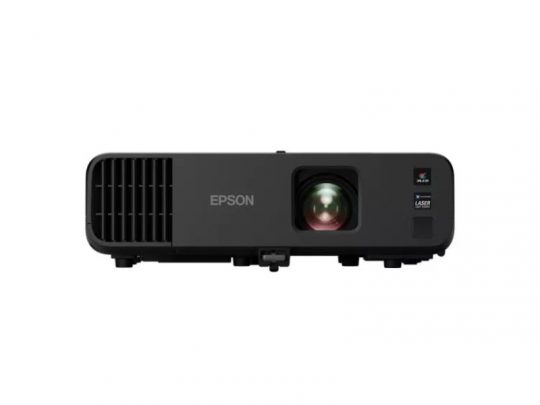 Schwarzer Epson Beamer in Vorderansicht mit großem Objektiv rechts, Belüftungsschlitzen links und mittigem Epson-Logo; ideal zum Mieten oder Kaufen vor weißem Hintergrund.