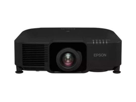 Schwarzer Epson Beamer mit zentraler Linse, Lüftungsschlitzen links, Bedienknöpfen oben rechts und verstellbaren Standfüßen; Produkt steht vor weißem Hintergrund - ideal zum Mieten oder Kaufen.