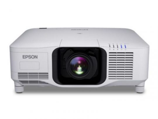 Frontansicht eines weißen Epson Projektors mit großem zentralen Objektiv und beidseitigen Lüftungsschlitzen, vor weißem Hintergrund - ideal zum Mieten oder Kaufen für Präsentationen oder Events.