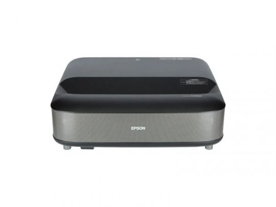 Moderner Epson Projektor mit elegantem, schwarz-silbernem Design und geschwungener Oberseite; das Epson-Logo ist prominent auf der Front sichtbar - ideal zum Mieten oder Kaufen.