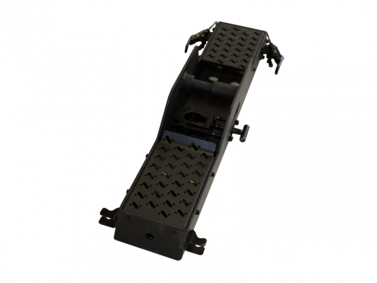 LEDCON Hängebeschlag - LEDCON SL-3,75 Flying Bar Single (gebraucht) aus schwarzem Metall mit strukturierter, gelochter Fußplatte und Befestigungen an beiden Enden auf weißem Hintergrund. Ideal zur sicheren Aufhängung von LED-Modulen.