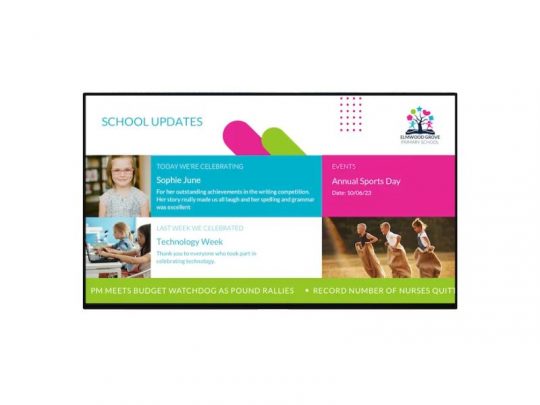 Digitales Schul-Infoboard von [Markenname]: Das Update-Display zeigt Ankündigungen zum Annual Sports Day, einen Schüler-Schreiberfolg und Rückblicke zur Technology Week. Auf dem Bildschirm sind Fotos laufender Kinder, bunte Grafiken und das Schullogo zu sehen. Das digitale Display ist mit Optionen zum Kaufen oder Mieten erhältlich.
