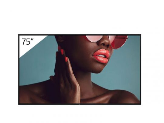 Samsung 75-Zoll Fernseher mit brillantem 4K-Display; auf dem Bildschirm ist eine Frau mit pinker Sonnenbrille, orangefarbenem Lippenstift und farblich passenden Fingernägeln im Close-up zu sehen. In der Ecke steht "75" als Hinweis auf die Bildschirmgröße - perfekt zum Kaufen oder Mieten für beeindruckendes Heimkino-Erlebnis.