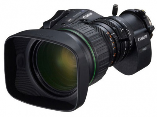 Nahaufnahme des Canon KJ20x8.2B IRSD Wechselobjektivs mit mehreren Einstellringen und großer Gegenlichtblende, freigestellt vor weißem Hintergrund; ideales Broadcast-Objektiv zum Mieten oder als gebrauchte Optik kaufen.