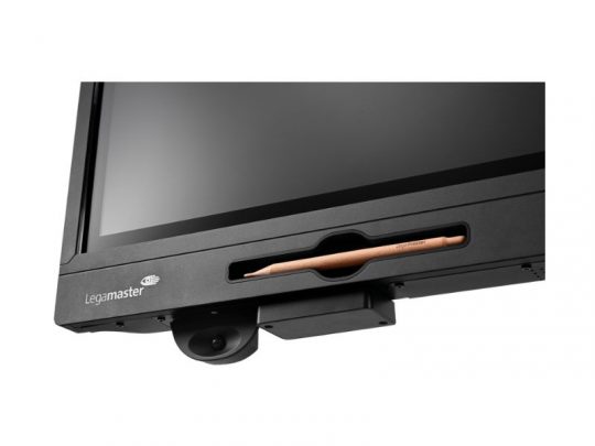 Nahaufnahme des 55 Zoll Touchdisplays Legamaster EVOLVE 2 ETX-5540 (Neuware): Der Bildschirm zeigt das interaktive Display, darunter ist ein Stylus-Stift in einem Fach direkt unter dem Monitor eingesteckt.