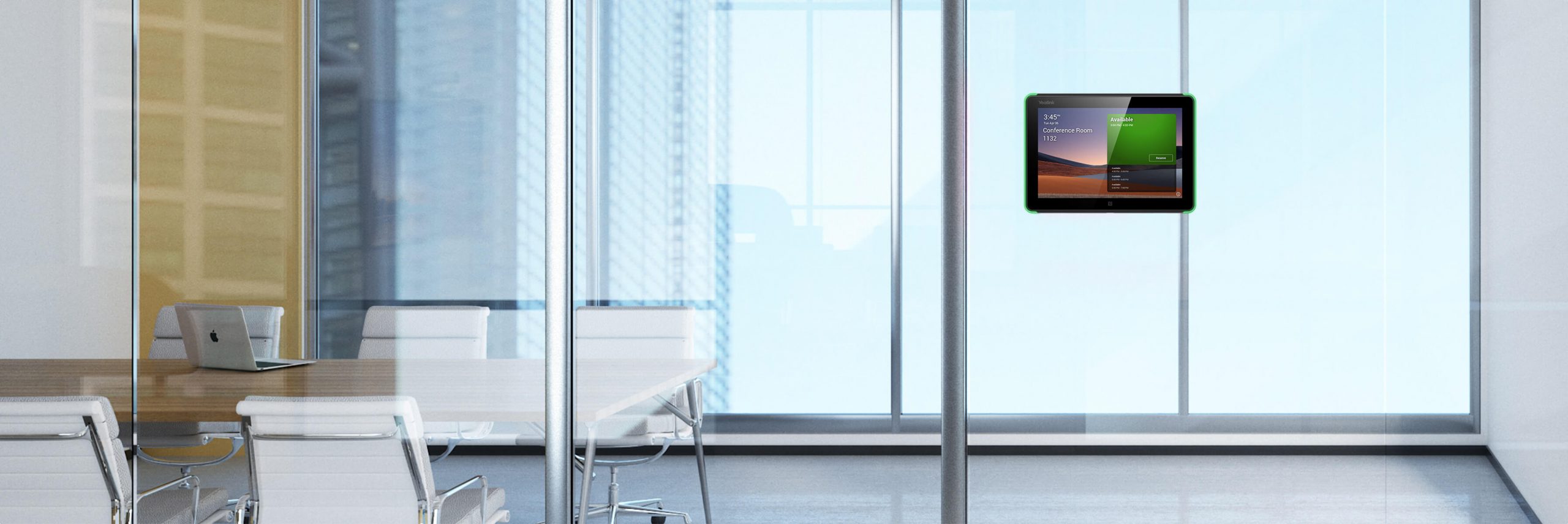 Modernes Konferenzzimmer mit Glastrennwänden, einem großen Holztisch, weißen Stühlen und einem Yealink RoomPanel Meeting Room Management Touch Panel (Neuware) an der Wand-perfekt zum Kaufen oder Mieten. Der Raum ist hell und lichtdurchflutet.