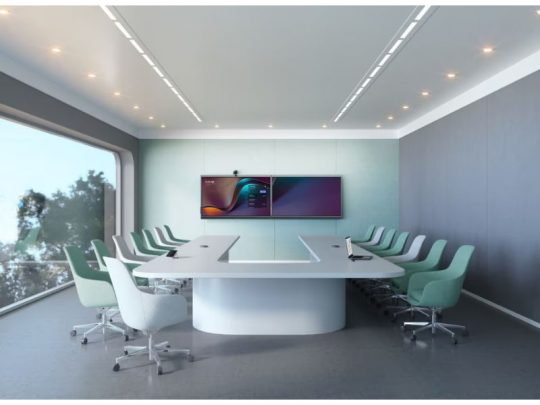 Moderner Konferenzraum mit U-förmigem weißen Tisch, grünen und weißen Stühlen sowie zwei an der Wand montierten 65 Zoll Yealink MeetingBoard All-in-One Videokonferenzgeräten (Neuware). Heller Raum, ideal für Meetings - mieten oder kaufen.
