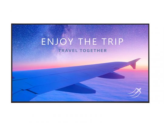 Foto des Flügels eines Flugzeugs hoch über den Wolken bei Sonnenuntergang, der Himmel leuchtet in warmen Farben und zeigt Sterne. Im Bild steht der Text "Enjoy the Trip, Travel Together". Unten rechts ist ein kleines Logo zu sehen.
