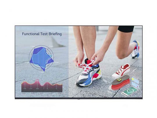 Eine kniende Person bindet bunte Sportschuhe; links im Bild sind Diagramme zur Schuh-Performance, darunter Radar- und Liniendiagramme sowie eine grafisch beschriftete Abbildung des Sneakers mit markierten Einzelteilen zu sehen. Produkt: Performance Laufschuhe.