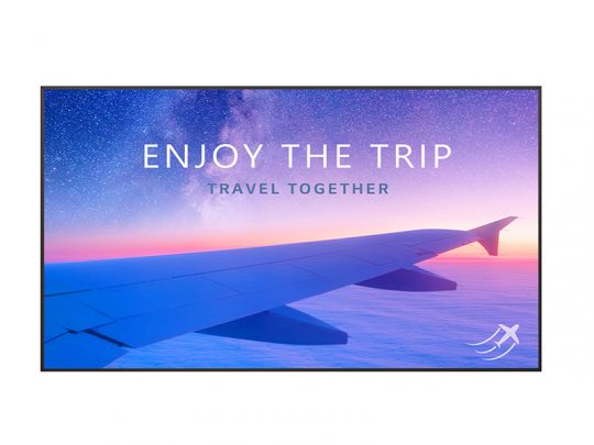 Flugzeugflügel vor farbenfrohem Sonnenuntergang und Sternenhimmel, gesehen aus dem Flugzeugfenster; auf dem Bild steht "ENJOY THE TRIP - TRAVEL TOGETHER" mit kleinem Reise-Logo in der Ecke. Ideal für Reiseinspiration und Werbung.