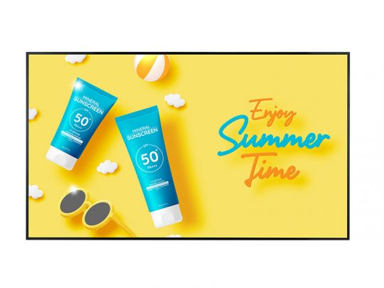 Zwei blaue Sonnencreme-Tuben mit SPF 50 auf gelbem Hintergrund, umgeben von Sonnenbrille, Strandball und weißen Wolken. Text in Orange und Blau: "Enjoy Summer Time". Sommerliches Produktbild für Sonnenschutz.
