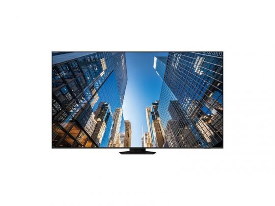 Samsung 4K UHD Smart TV mit schlankem schwarzen Rahmen und zentralem Standfuß; auf dem Bildschirm sind hochauflösende, moderne Glaswolkenkratzer bei blauem Himmel aus der Froschperspektive zu sehen.