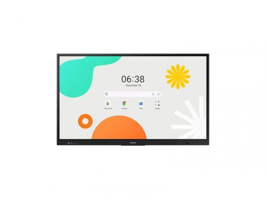 SMART Board interaktives Display mit flachem Bildschirm auf weißem Hintergrund; der Bildschirm zeigt bunte abstrakte Formen, die Uhrzeit 06:38, das Datum 26. Dezember sowie App-Symbole wie Google Chrome und einen Dateiordner.