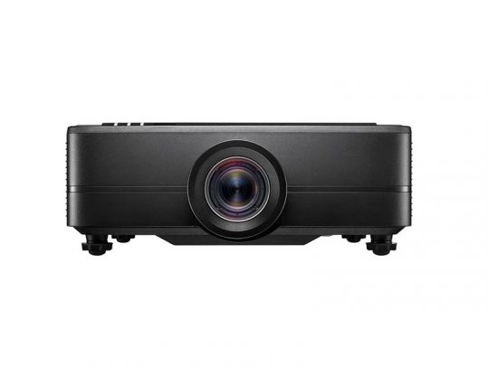 Schwarzer Beamer - frontale Ansicht auf den Projektor mit großem zentralen Objektiv und verstellbaren Standfüßen unten, vor weißem Hintergrund.